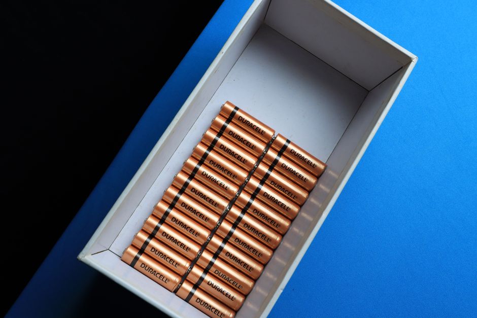 Een moderne batterijopslaginstallatie bij een bedrijf dat zonnepanelen gebruikt voor duurzame energieproductie.
