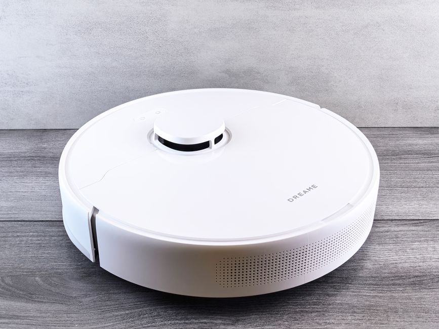 Een Roborock robotstofzuiger die efficiënt door een moderne woonkamer rijdt, klaar om schoon te maken.
